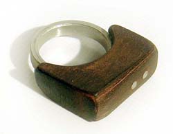 RING AUS EBENHOLZ UND STAHL