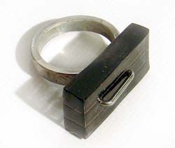 RING AUS STAHL UND EBENHOLZ