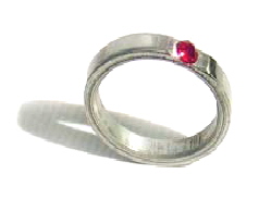 RING AUS STAHL UND GLASSTEIN